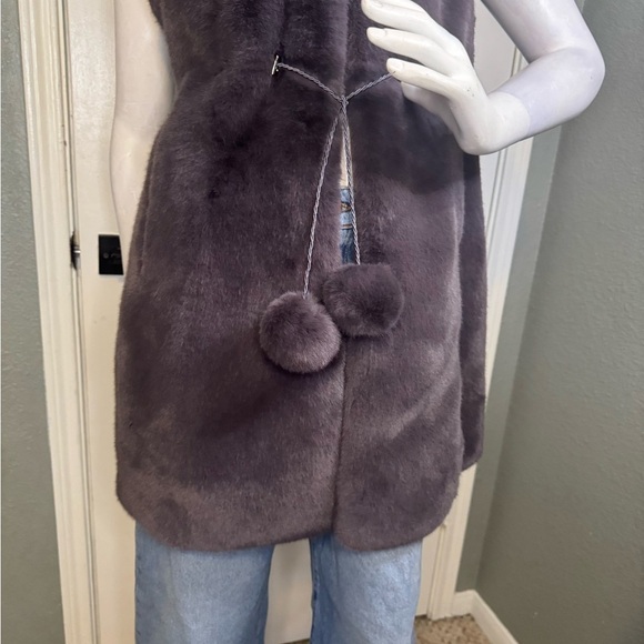 AILENE Eco Fur and Mink Bonbon Hooded Vest. - Picture 4 of 11